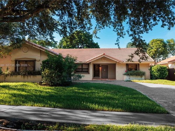 15821 Huntridge Rd, Davie, FL 33331