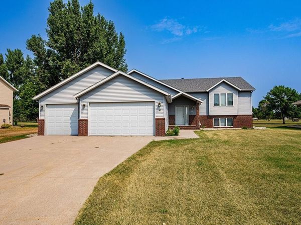 202 Fairway Drive, Casselton, ND 58012