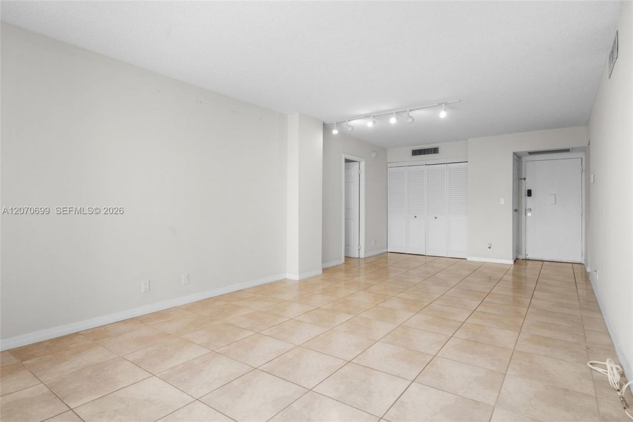 3401 N Country Club Dr , Unit 519, Aventura, FL 33180 Photo