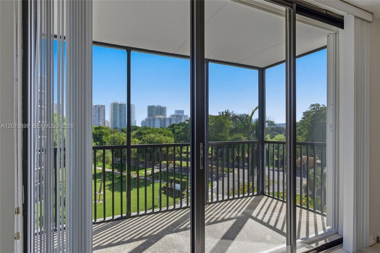 3401 N Country Club Dr , Unit 519, Aventura, FL 33180 Photo
