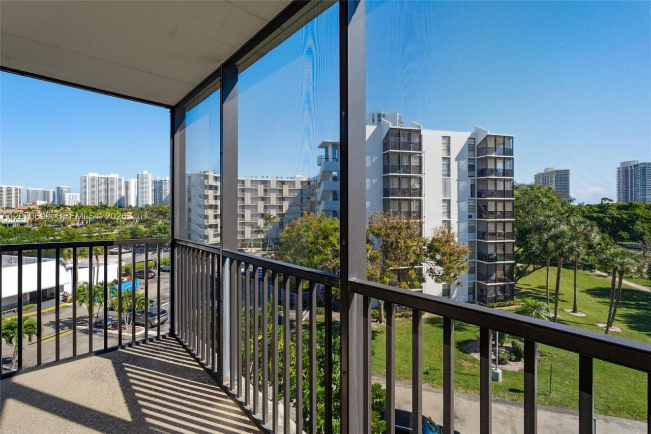 3401 N Country Club Dr , Unit 519, Aventura, FL 33180 Photo