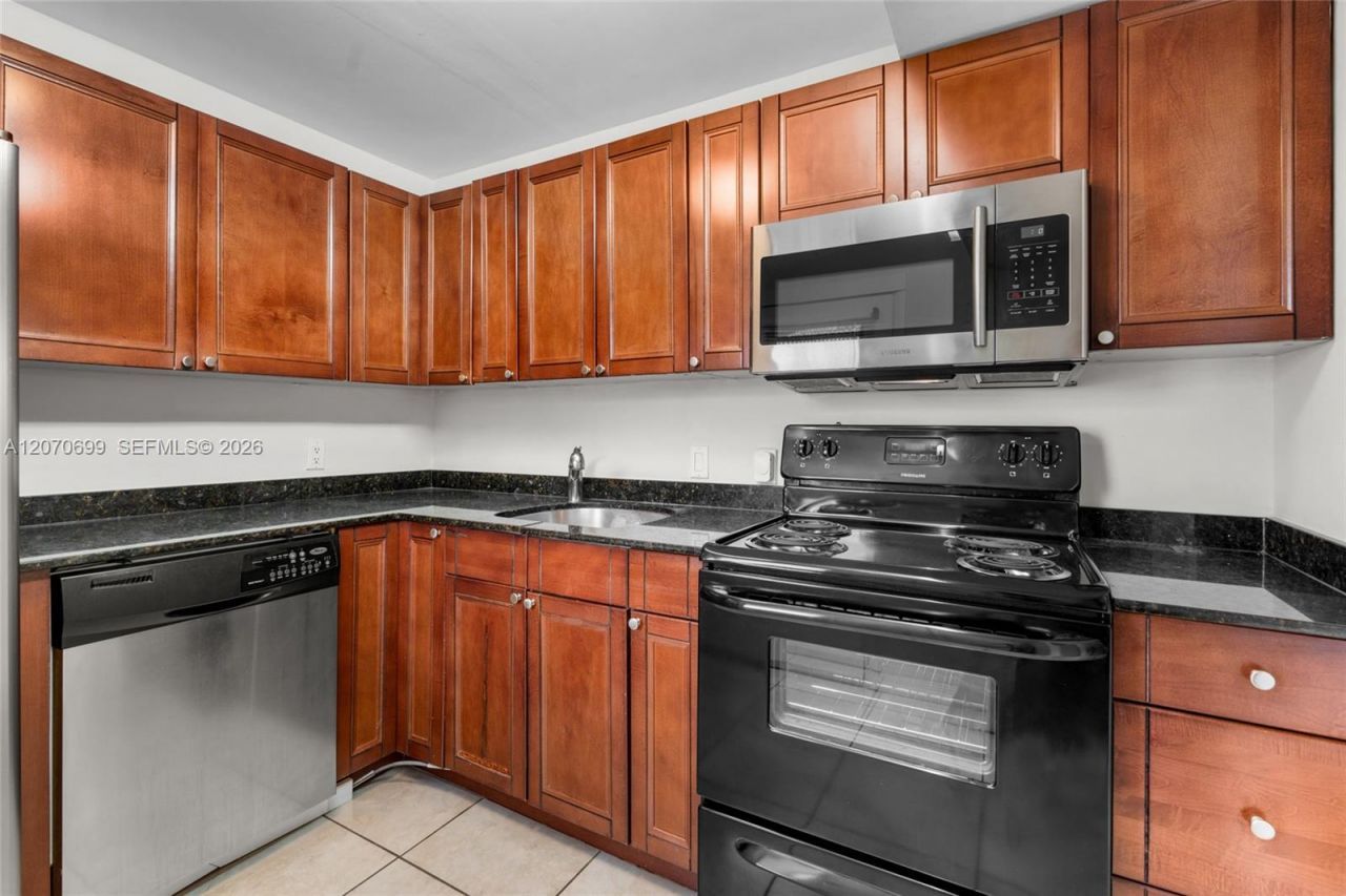 3401 N Country Club Dr , Unit 519, Aventura, FL 33180 Photo