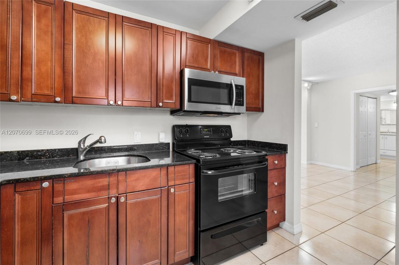3401 N Country Club Dr , Unit 519, Aventura, FL 33180 Photo