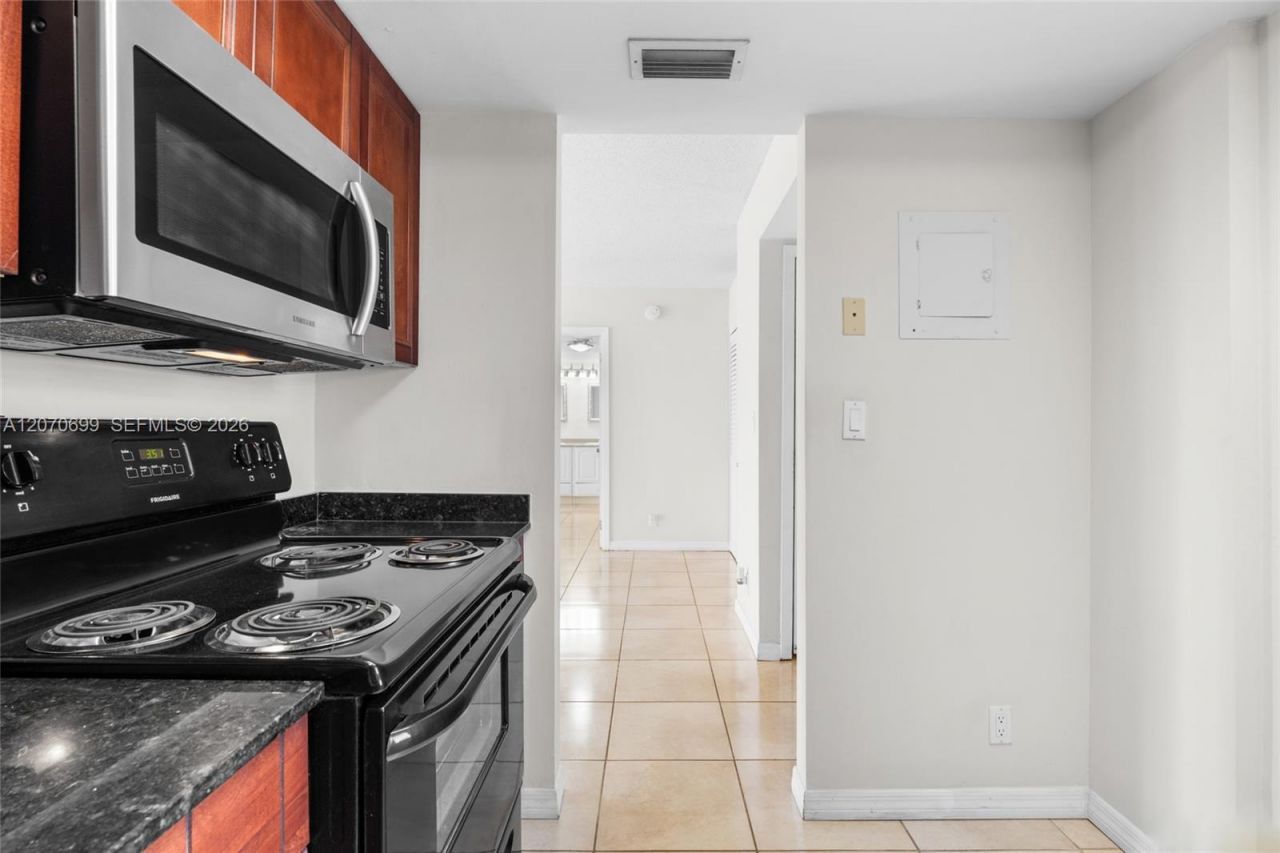3401 N Country Club Dr , Unit 519, Aventura, FL 33180 Photo