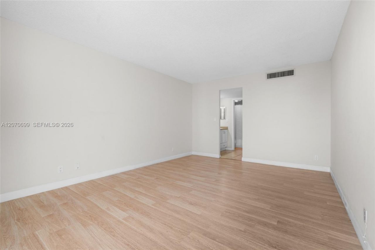 3401 N Country Club Dr , Unit 519, Aventura, FL 33180 Photo