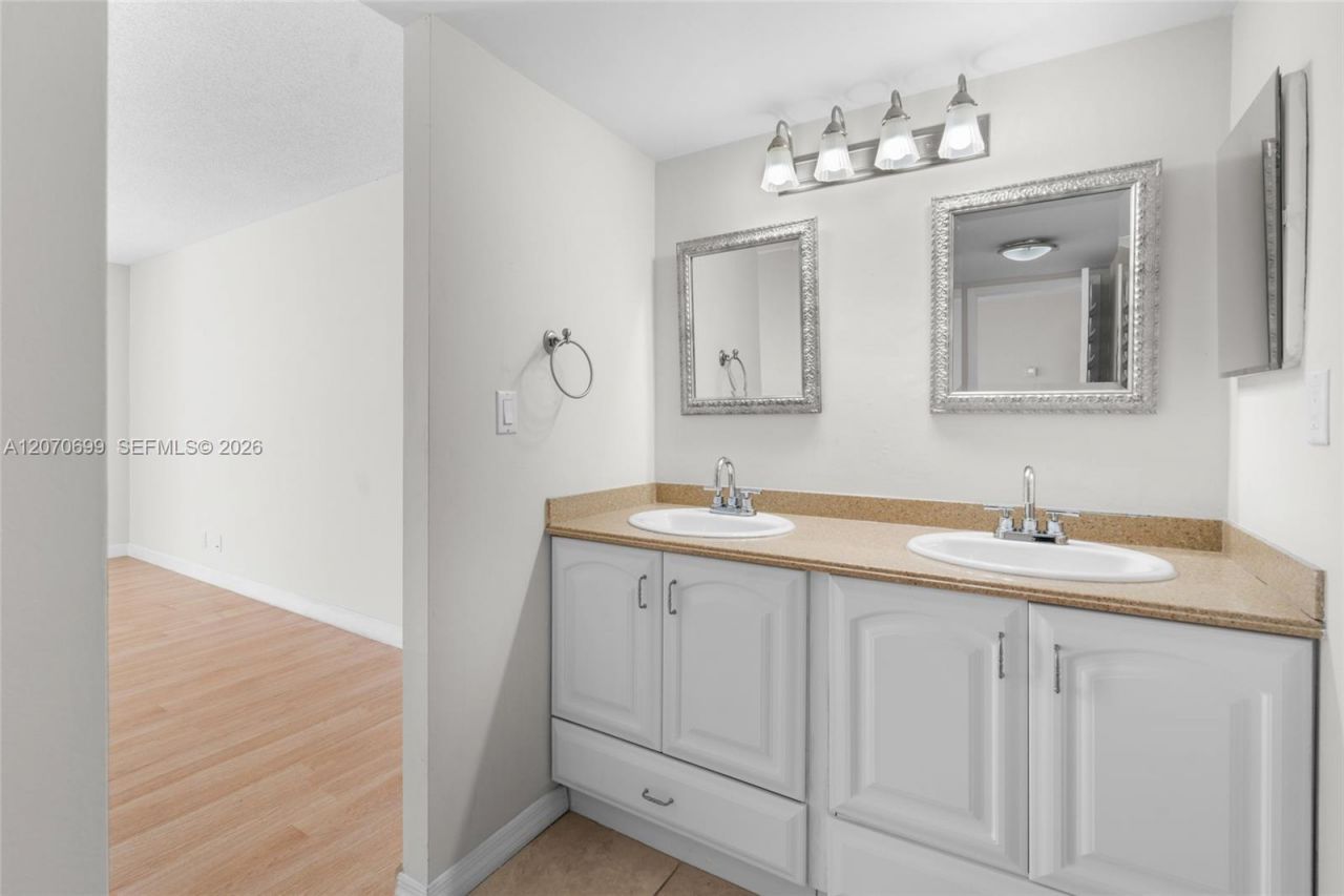 3401 N Country Club Dr , Unit 519, Aventura, FL 33180 Photo