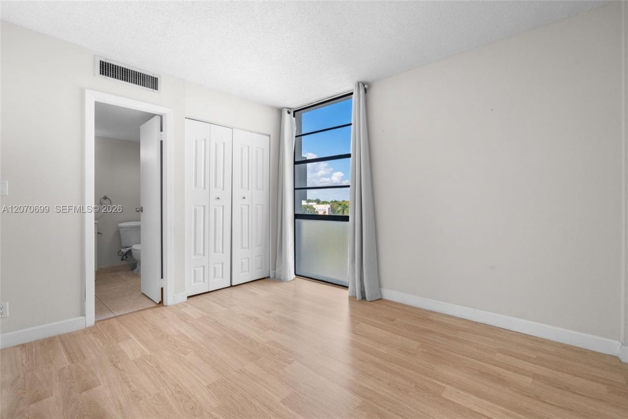 3401 N Country Club Dr , Unit 519, Aventura, FL 33180 Photo