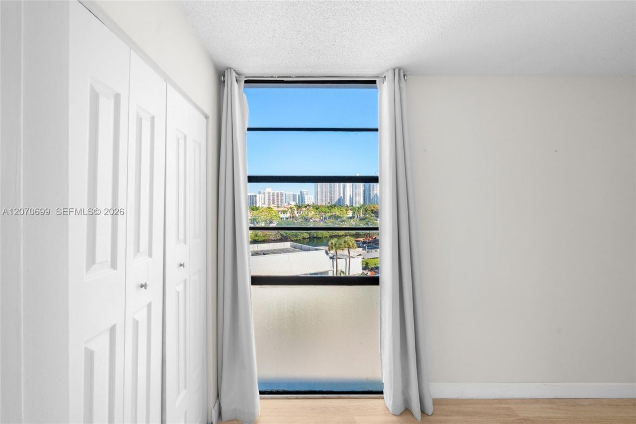 3401 N Country Club Dr , Unit 519, Aventura, FL 33180 Photo