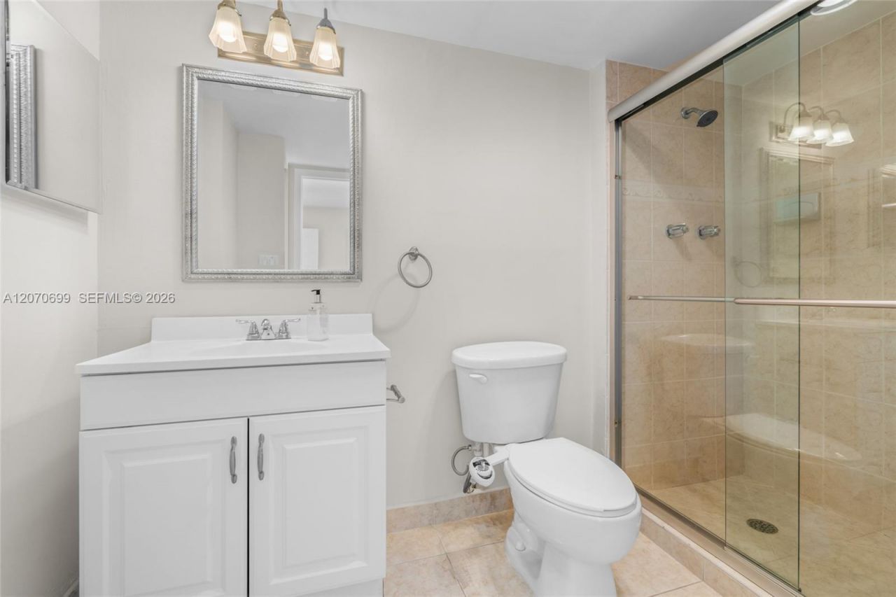 3401 N Country Club Dr , Unit 519, Aventura, FL 33180 Photo