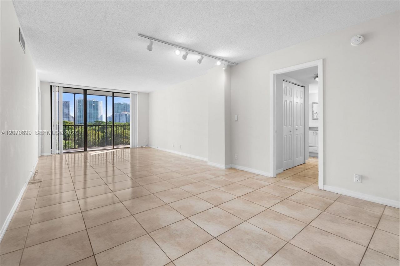 3401 N Country Club Dr , Unit 519, Aventura, FL 33180 Photo