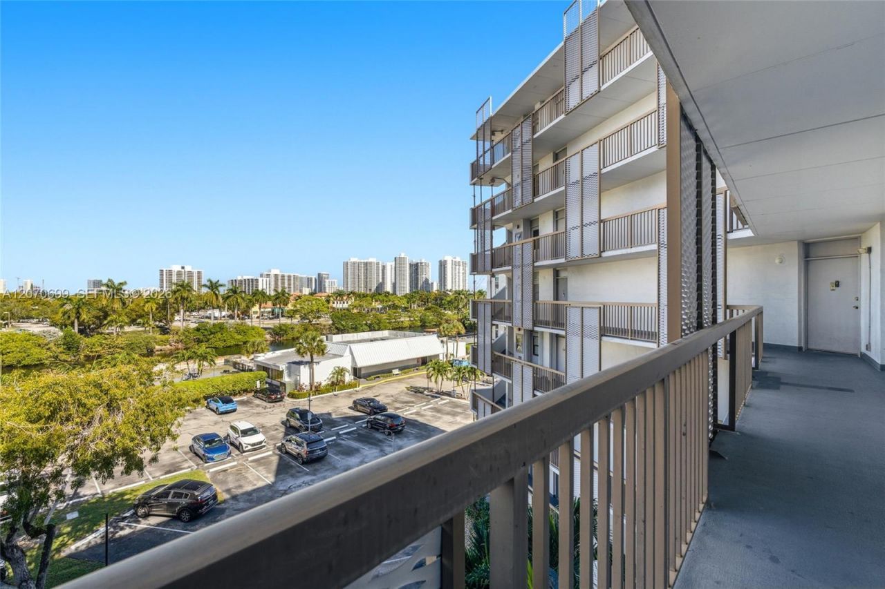 3401 N Country Club Dr , Unit 519, Aventura, FL 33180 Photo