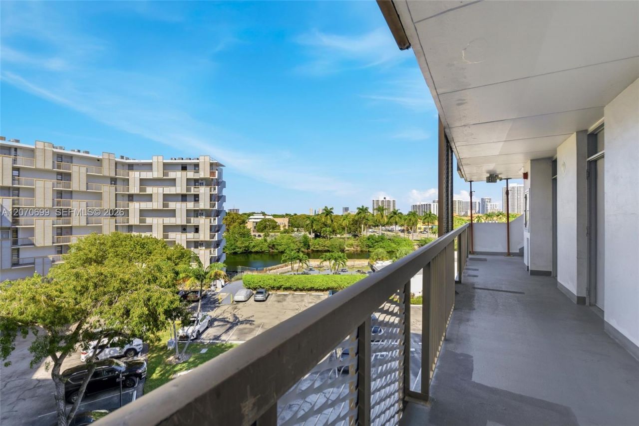 3401 N Country Club Dr , Unit 519, Aventura, FL 33180 Photo