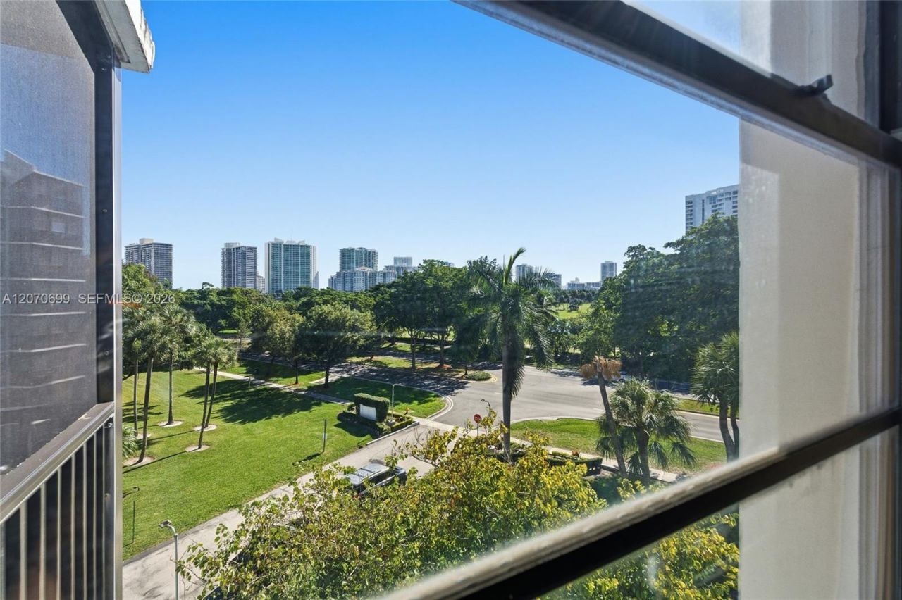 3401 N Country Club Dr , Unit 519, Aventura, FL 33180 Photo