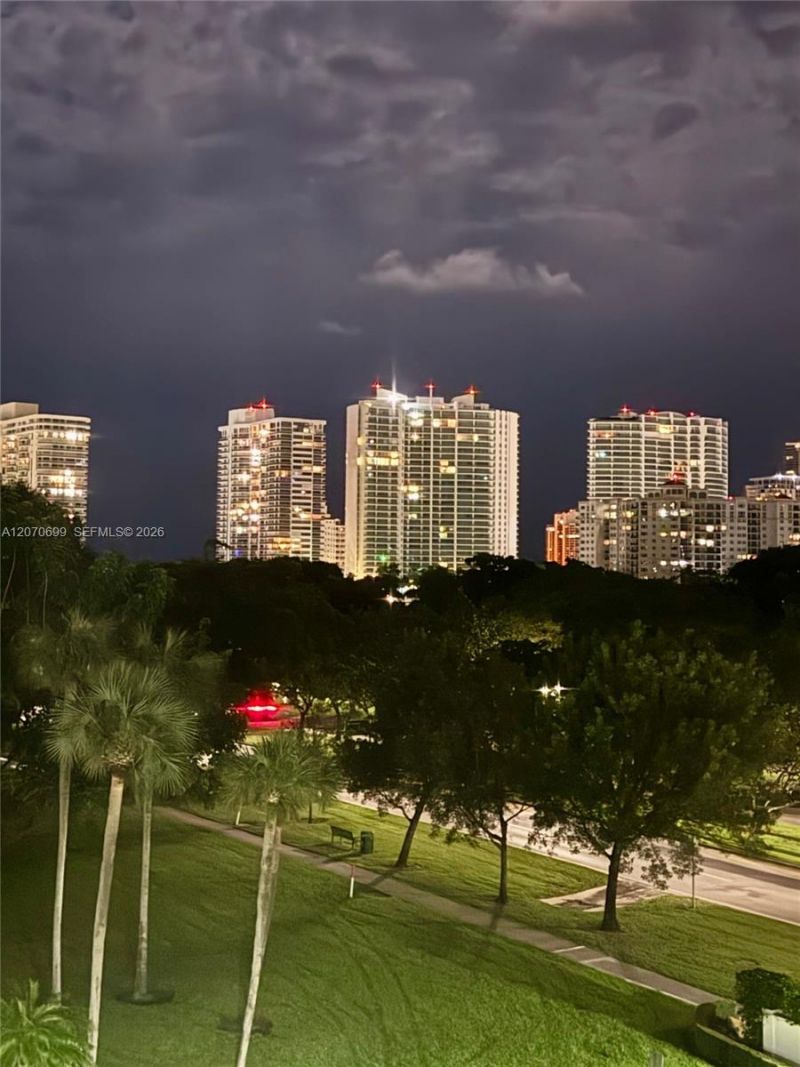 3401 N Country Club Dr , Unit 519, Aventura, FL 33180 Photo