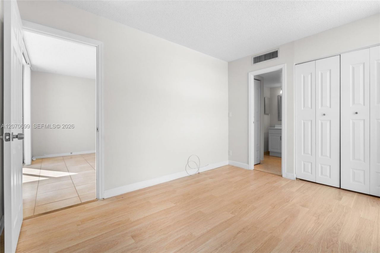 3401 N Country Club Dr , Unit 519, Aventura, FL 33180 Photo