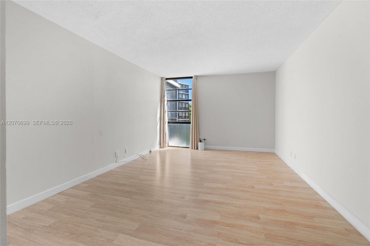 3401 N Country Club Dr , Unit 519, Aventura, FL 33180 Photo