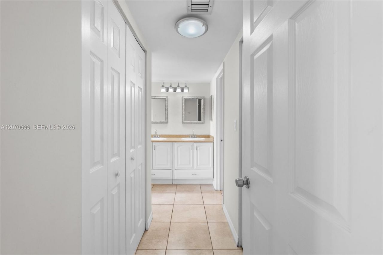 3401 N Country Club Dr , Unit 519, Aventura, FL 33180 Photo
