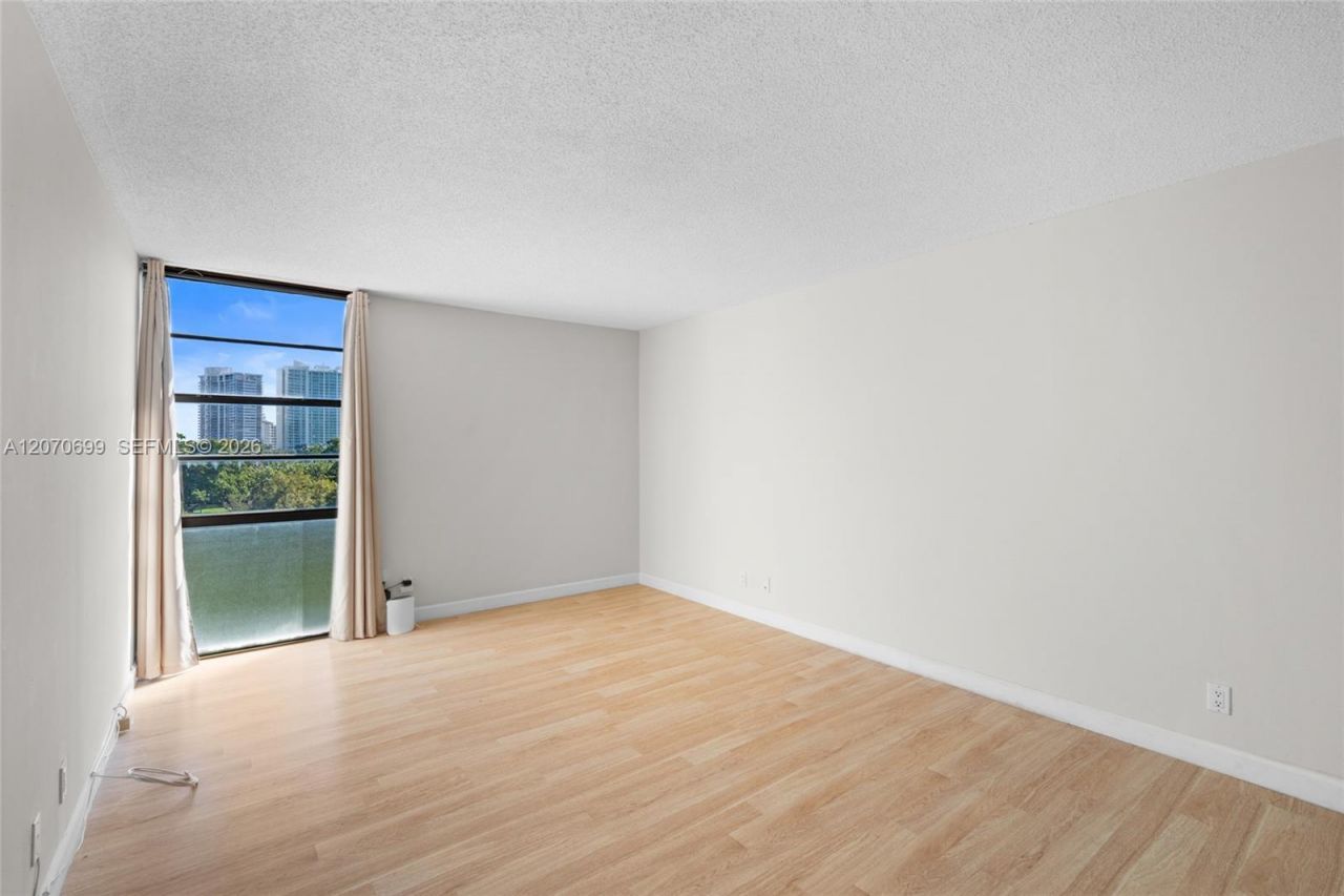 3401 N Country Club Dr , Unit 519, Aventura, FL 33180 Photo