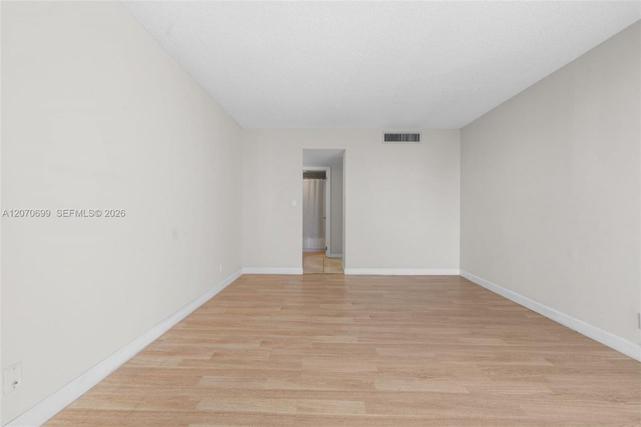 3401 N Country Club Dr , Unit 519, Aventura, FL 33180 Photo