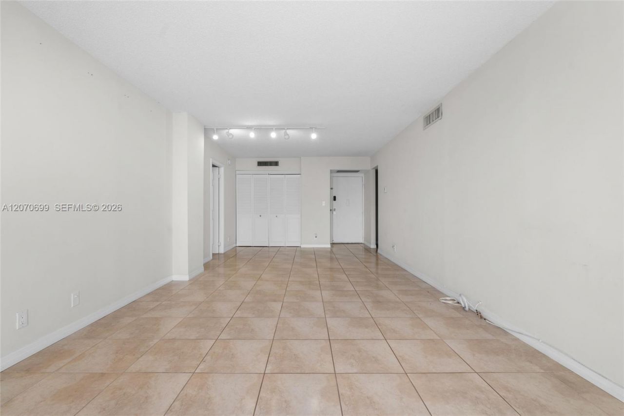 3401 N Country Club Dr , Unit 519, Aventura, FL 33180 Photo