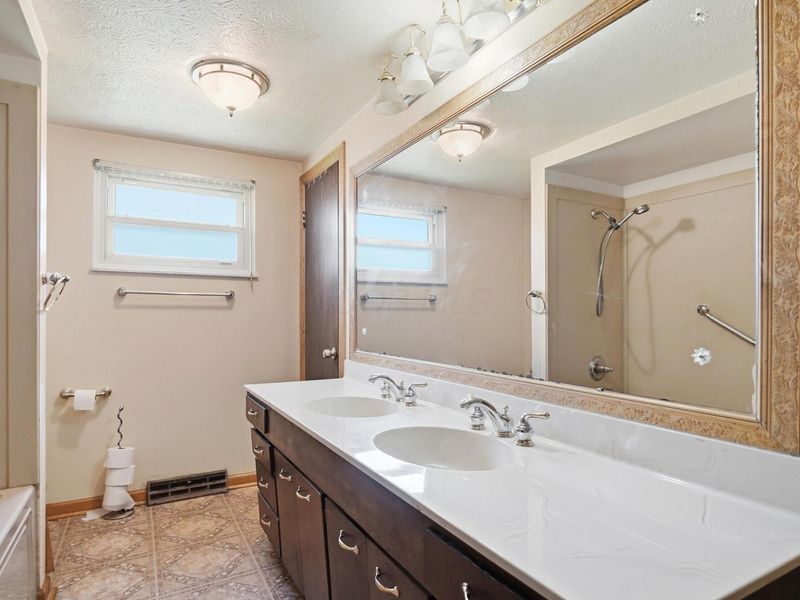 5417 Walshire Drive, Columbus, OH 43232 Photo 14