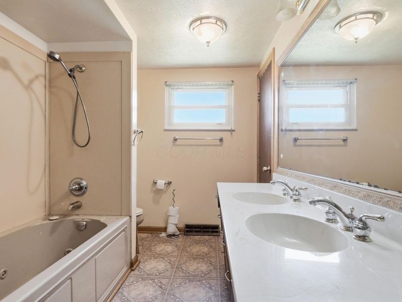 5417 Walshire Drive, Columbus, OH 43232 Photo 15