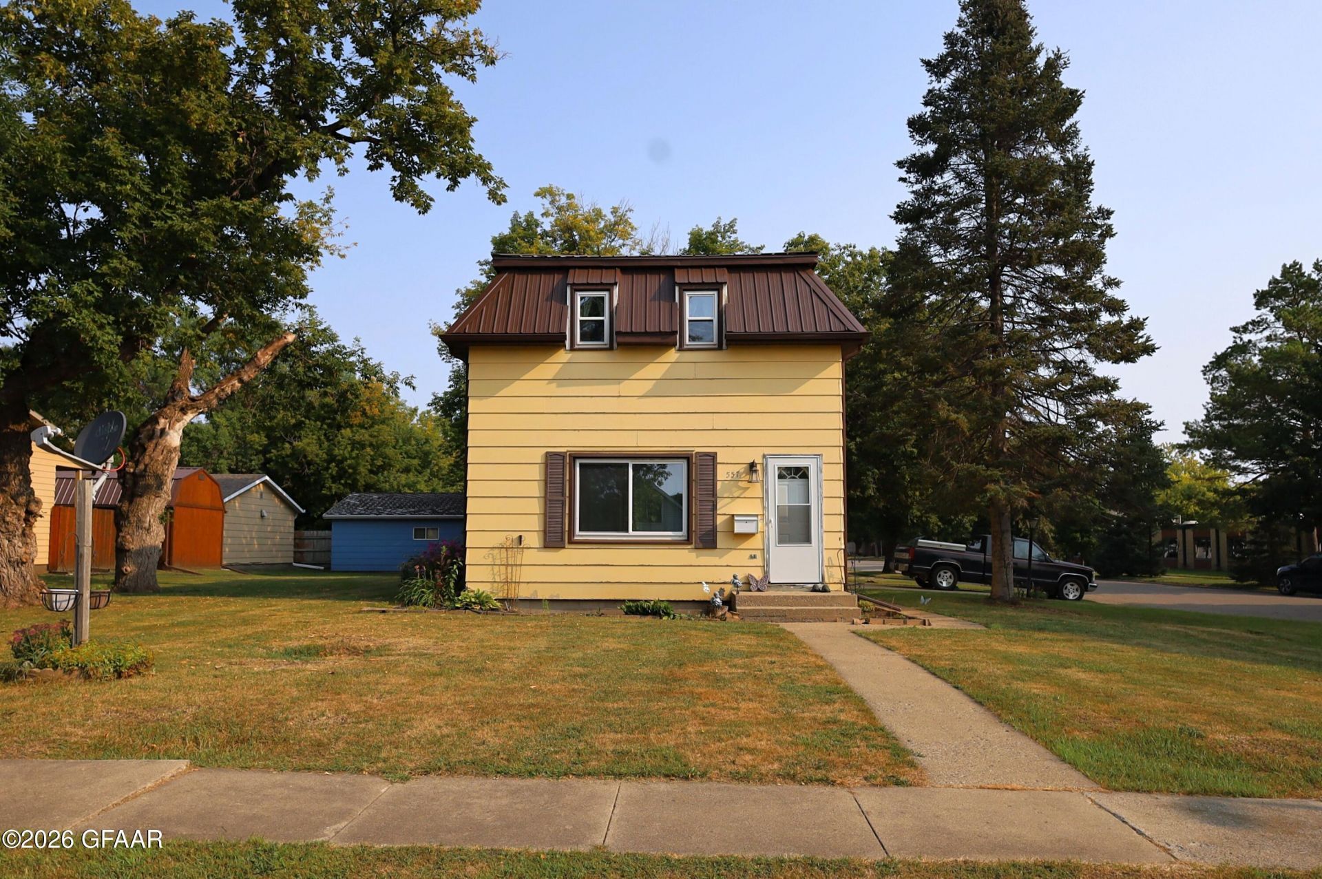557 4TH Street  primary photo