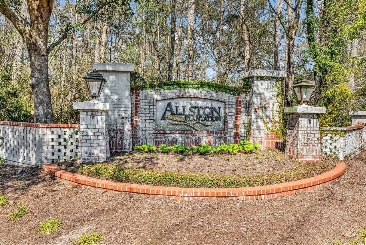 99 Wickham Ct. Photo 34