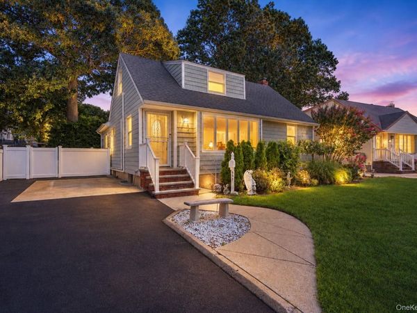 992 Woodcliff Drive , Franklin Square, NY 11010