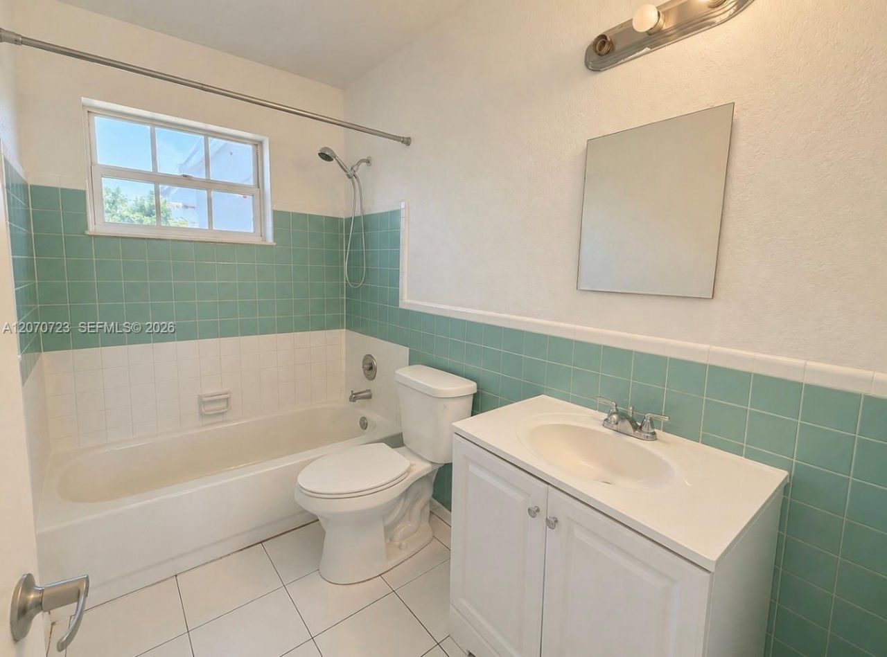 1041 NW 7th Ct, Hallandale Beach, FL 33009 Photo