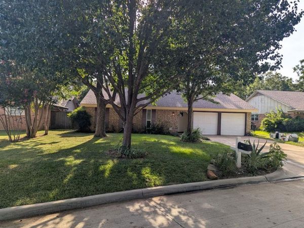 2908 Ashbury Drive, Arlington, TX 76015
