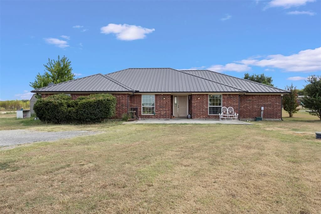 5215 Ganzer Road W, Krum, TX 76249 Main Photo