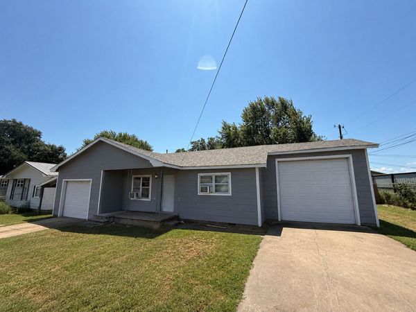 712 Nichols Avenue , Checotah, OK 74426