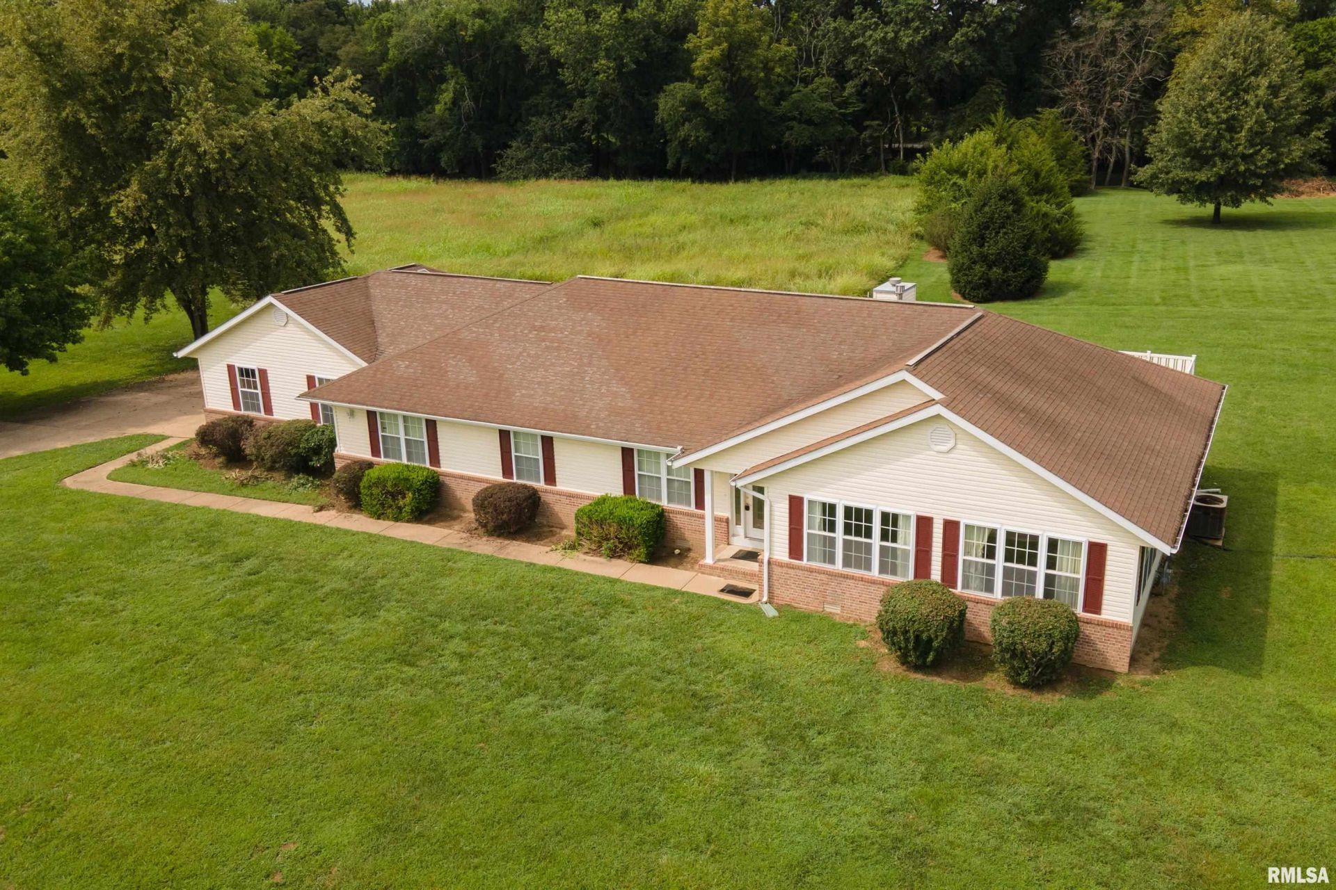 14 Timbercreek Drive, Herrin, IL 62948 Main Photo