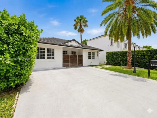 2558 NE 206th Ter , Miami, FL 33180