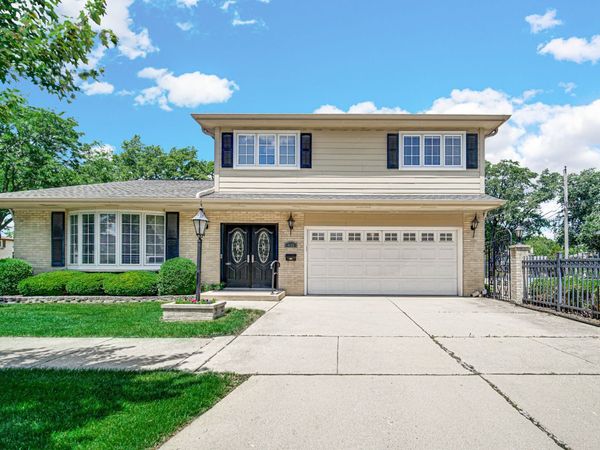 495 E Park Manor Court , Elmhurst, IL 60126