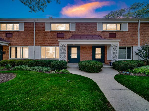 662 Carriage Hill Drive , Glenview, IL 60025