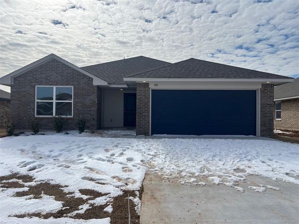 921 Hazy Brook Circle, Chickasha, OK 73018