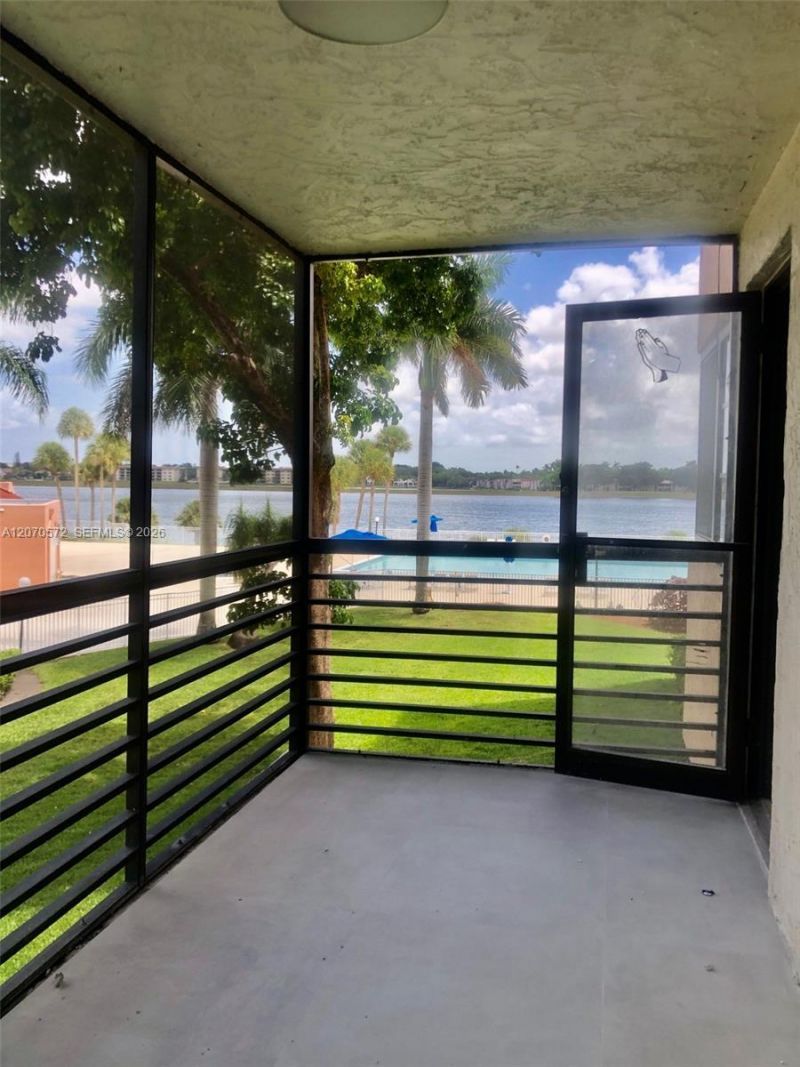 20840 San Simeon Way , Unit 204, Miami, FL 33179 Photo
