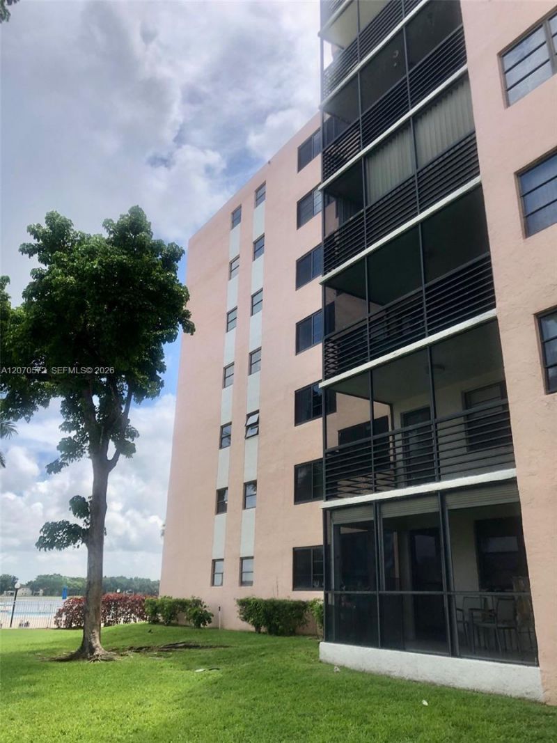 20840 San Simeon Way , Unit 204, Miami, FL 33179 Photo