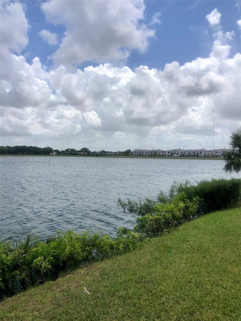 20840 San Simeon Way , Unit 204, Miami, FL 33179 Photo
