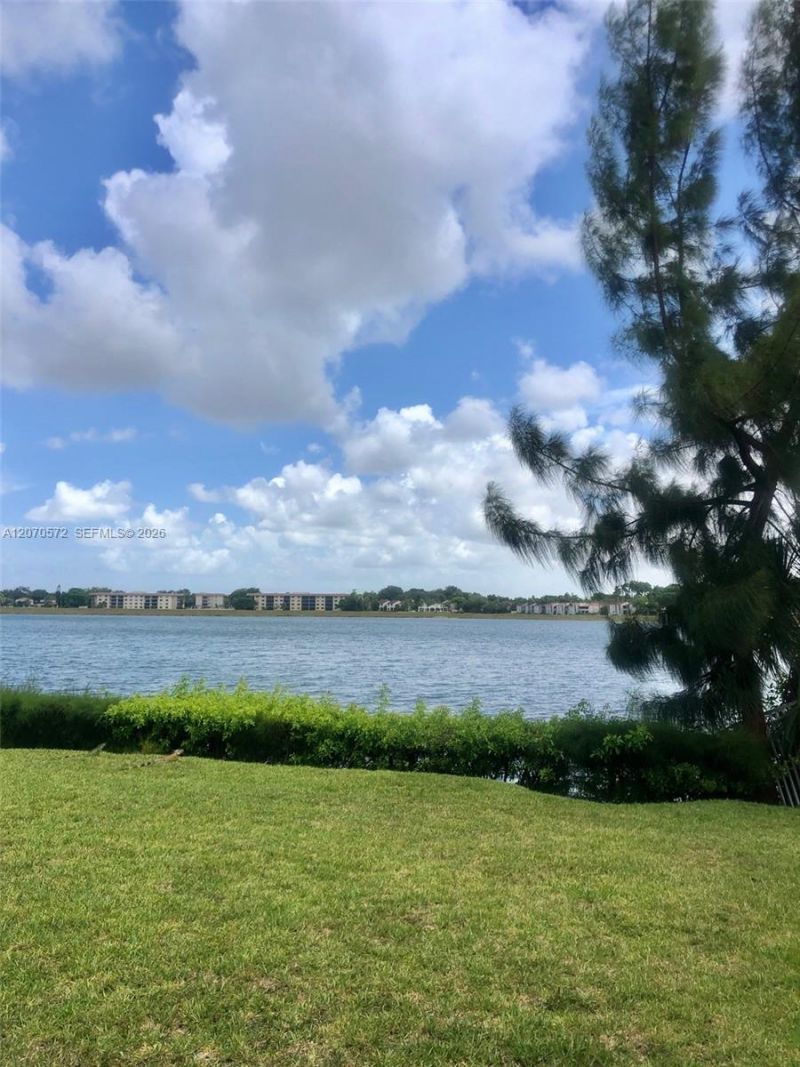 20840 San Simeon Way , Unit 204, Miami, FL 33179 Photo