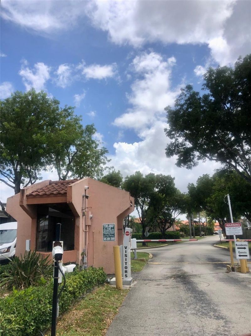 20840 San Simeon Way , Unit 204, Miami, FL 33179 Photo