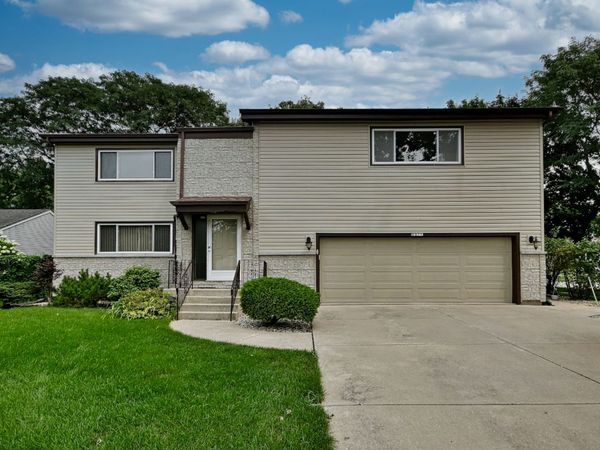 8039 Geneva Street , Woodridge, IL 60517