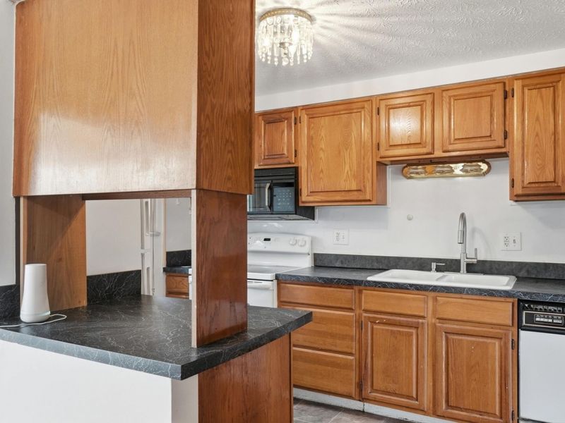 555 Fox Ridge Street , Columbus, OH 43228 Photo 13