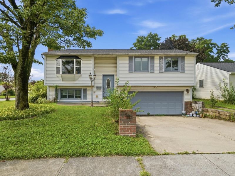 555 Fox Ridge Street , Columbus, OH 43228 Photo 2