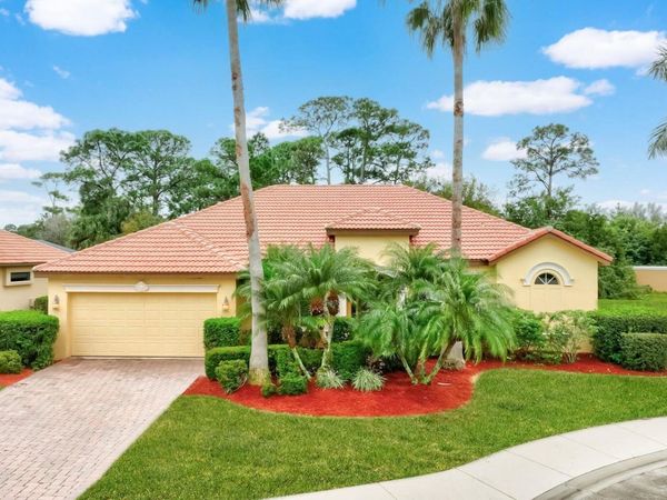 833 SW Vineland Court, Port St. Lucie, FL 34986