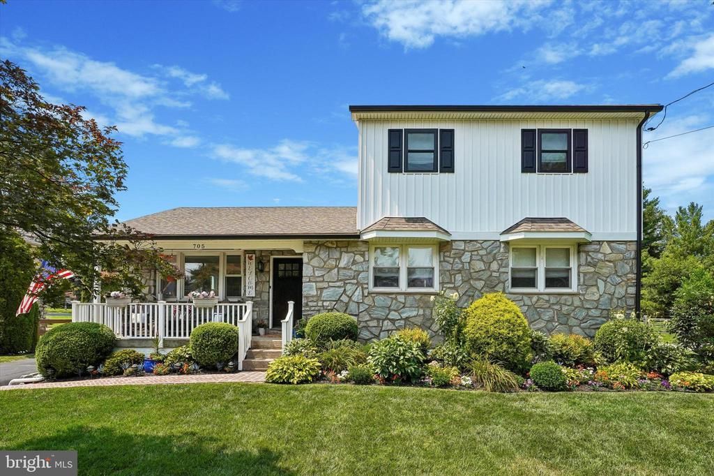 705 HOLLOW ROAD, PHOENIXVILLE, PA 19460