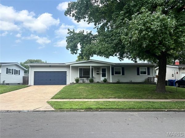 455 Humes Lane , Florissant, MO 63031