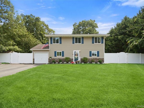 4 Acorn Street , Ronkonkoma, NY 11779